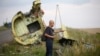 Украина -- Эксперт Донецкинин Грабово айылына жакын жерде учак кыйраган жерди көрүүдө. 22-июль, 2014