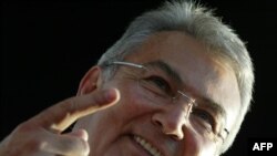 Оппозициядагы "Жумуруят Калк" партиясынын лидери Деңиз Байкал.