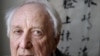 Poetul Tomas Tranströmer fotografiat la locuința sa în acest an.