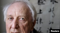 Poetul Tomas Tranströmer fotografiat la locuința sa în acest an.