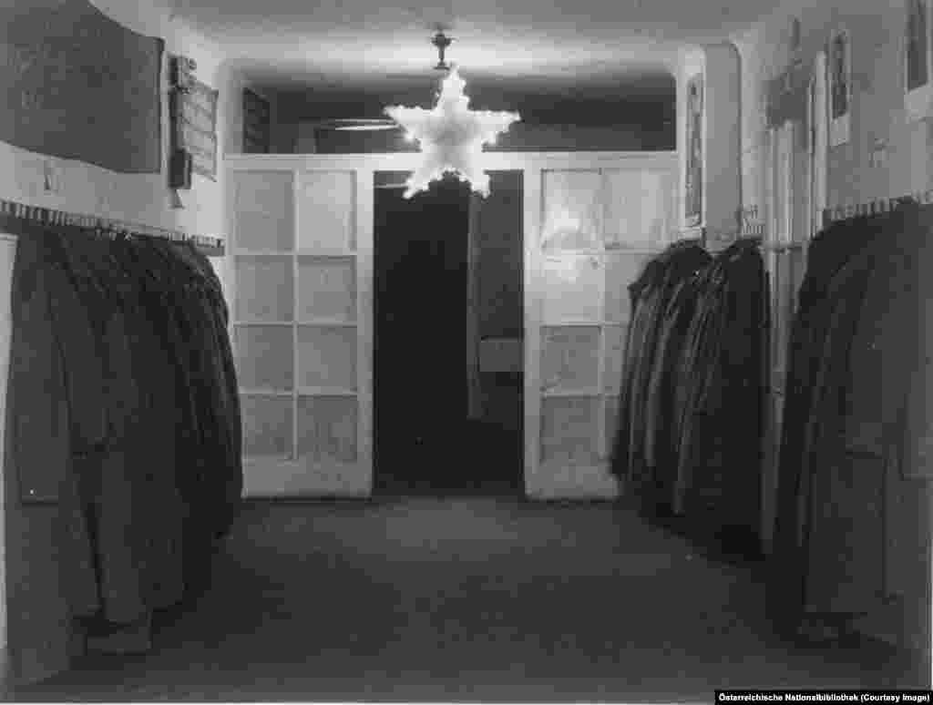Steaua sovietică la intrarea într-un apartament vienez confiscat de sovietici în 1946 