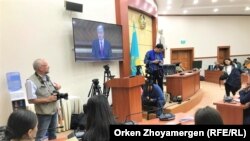 Қазақстан президенті Қасым-Жомарт Тоқаевтың жолдауынан парламенттегі баспасөз орталығында хабар таратып отырған журналистер. Нұр-Сұлтан, 2 қыркүйек 2019 жыл.