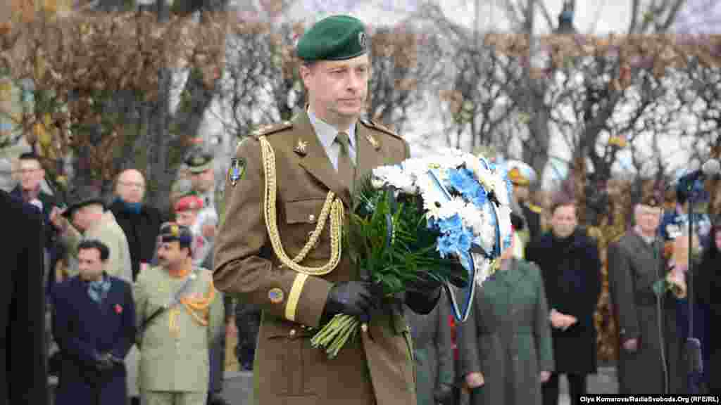 Представники країн Співдружності та НАТО в Києві вшанували пам'ять загиблих у минулих конфліктах. Квіти від Естонії