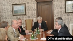 Նախագահ Սերժ Սարգսյանը Սանկտ Պետերբուրգում բանակցում է ԵԱՀԿ-ի Մինսկի խմբի համանախագահների հետ: 18-ը հունիսի, 2010 թ.: