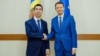 Siegfried Mureșan, șeful Delegației Parlamentului UE pentru relațiile cu Chișinăul (dreapta), și ministrul de externe al Republicii Moldova, Mihai Popșoi.