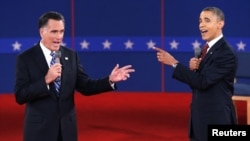 Președintele Barack Obama și candidatul republican la președinție, Mitt Romney în cursul celei de-a doua dezbateri față în față de la Hempstead, New York