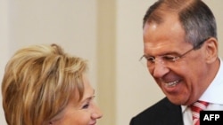 Hillary Clinton și Sergei Lavrov 