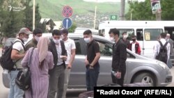 Донишҷӯён ҳангоми бозгашт аз Душанбе ба вилояти Суғд
