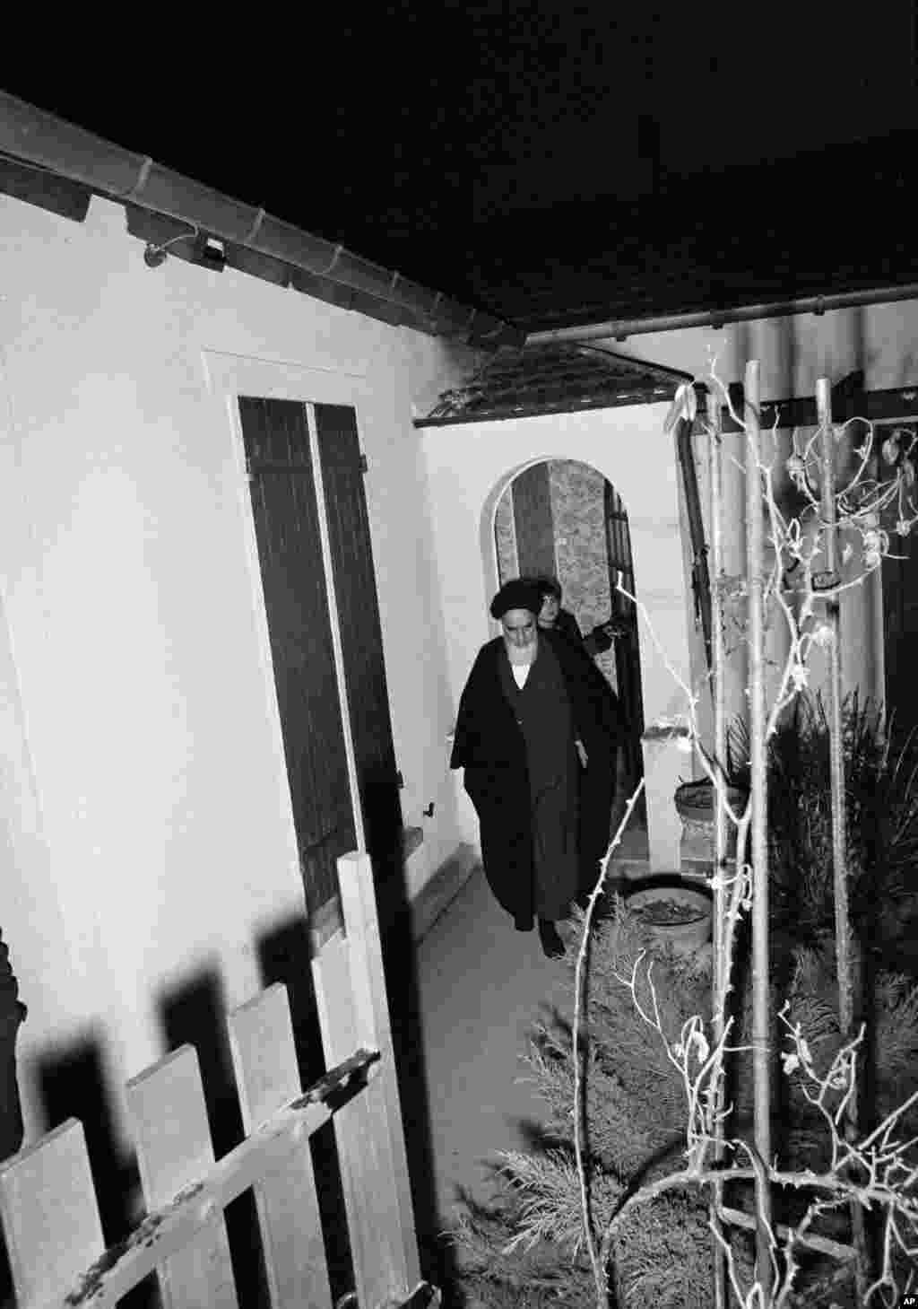 Khomeini își părăsește reședința din Neauphle-le-Chateau pentru rugăciunea de seară, cu câteva ore înainte de a pleca spre aeroportul Charles de Gaulle din Paris, pe 31 ianuarie 1979.