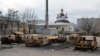 Спалені внаслідок обстрілів автомобілі у Маріуполі. 25 лютого 2015 року