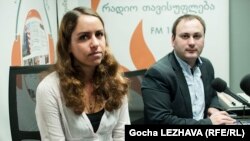 „ახალგაზრდა კონსტიტუციონალისტთა ასოციაციის“ იურისტი ნინო ლაცაბიძე და „ახალგაზრდა ადვოკატთა ასოციაციის“ თავმჯდომარე არჩილ კაიკაციშვილი რადიო თავისუფლების თბილისის სტუდიაში.