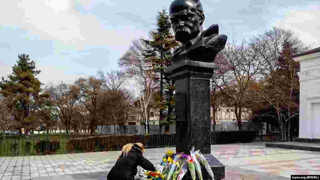 Сімферополь. Активісти покладають квіти до пам'ятника Тарасу Шевченку