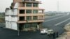 Lupta între spaţiul privat şi spaţiul public poate să capete şi forme inedite: ca această clădire ce a rezistat construcţiei unei autostrăzi în China
