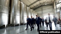 Премьер-министр Армении Овик Абрамян на винном заводе «Армас» (архив)