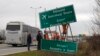 Muncitorii schimbă indicatorul spre Aeroportul de la Skopje, care a fost redenumit recent de către guvernul macedonean, 24 februarie 2018