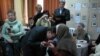 Перший заступник представника Президента Євген Драп ’ятий ц ілує руки Аліме Бекіровій