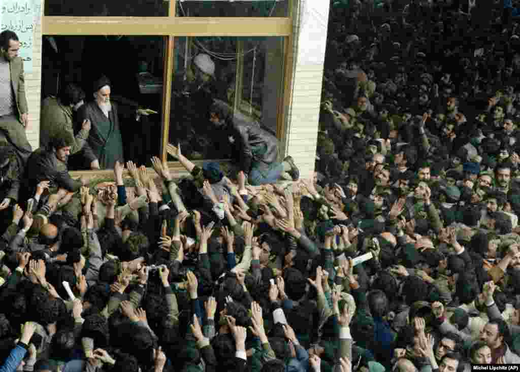 Khomeini și fiul său, Ahmad, se adresează mulțimii pe 4 februarie 1979.
