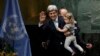 John Kerry cu nepoata sa de doi ani, Isabelle Dobbs-Higginson, la Paris, în aprilie trecut