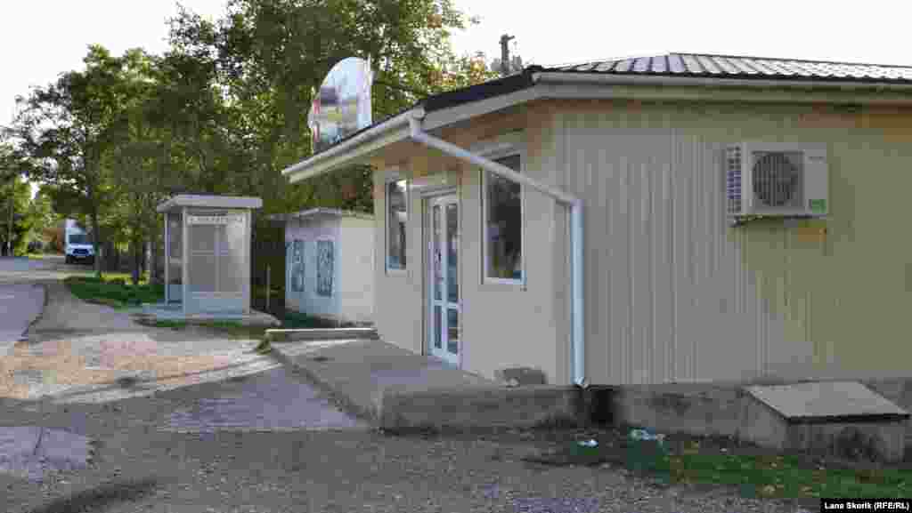 У центрі села є сучасний продовольчий магазин поряд із зупинкою автобуса маршруту «Північна сторона Севастополя – Бахчисарай»
