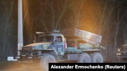 Военная машина видна на улице на окраине подконтрольного сепаратистам города Донецка, Украина, 23 февраля 2022 года. 