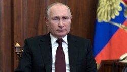 Kao indikativan detalj u DFC ističu i to da je u oba obraćanja - 21. februara kada je objavio priznanja nezavisnosti Donjecke i Luganske Narodne Republike i jutrošnjeg, 24. februara, Putin u istom odijelu i nosi identičnu košulju i kravatu.
