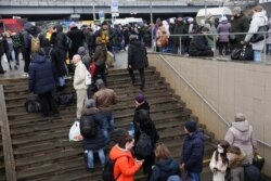 Ljudi na autobuskoj stanici čekaju kako bi napustili Kijev