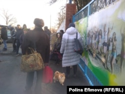 Эвакуированные из неподконтрольных Киеву регионов Донбасса в поселке Красный Десант под Ростовом-на-Дону