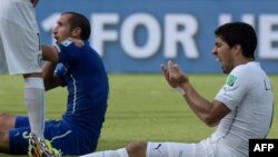 برازیل: د جنورۍ پر ۲۴مه نېټه د لوبې مهال د یوراګوای مخکښ لوبغاړي لویس سوارېز د اټالوي لوبغاړي جورجیو کیلیني اوږه په غاښونو وچیچله چې اوس یې د فیفا له لوري پلټنې کېږي. 