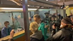 Боздошти Алексей Навалний дар фурудгоҳи Маскав