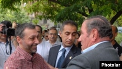 Ընդդիմության առաջնորդ Լեւոն Տեր-Պետրոսյան ողջունում է համաներմամբ ազատ արձակված Ալեքսանդր Արզումանյանին