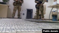 Гроші знайдені під час спецоперації у першого заступника начальника Головного слідчого управління Генеральної прокуратури Володимира Шапакіна і заступника прокурора Київської області Олександра Корнійця. Липень 2015 року