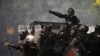 Forțele de securitate sârbe la o manifestație antiguvernamentală în apropierea sediului Partidului Progresist Sârb din Belgrad, pe 15 august.
