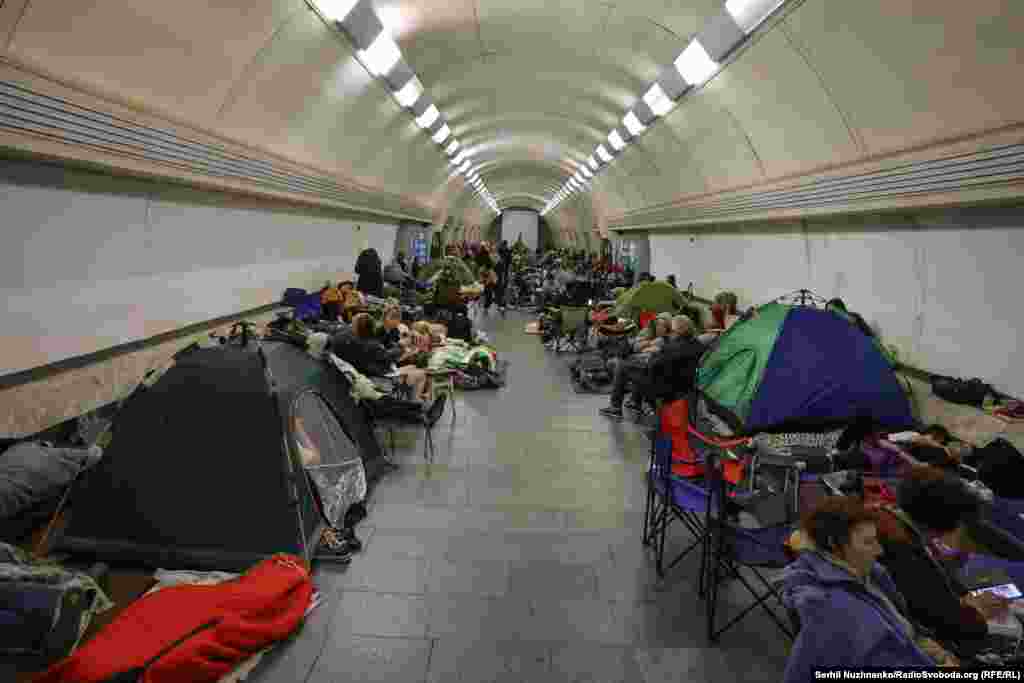 Жителите на Киев се засолнуваат во метрото на украинската престолнина.