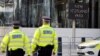 Ofițeri de poliție britanici patrulează în fața New Scotland Yard, în centrul Londrei. (fotografie de arhivă)