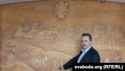 Анатоль Кулікоў на фоне сваёй хатняй сьцяны 