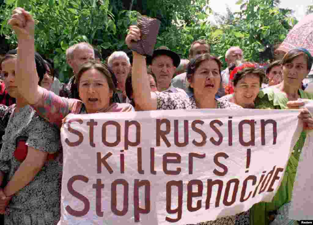 Соьлжа-ГIалара ОБСЕ-н миссин гIишлона хьалха протест йеш бу нохчийн зударий 1995-чу шеран стигалкъекъа-беттан 25-чохь. Нохчийчуьра тIом сацон дагахь долийначу маьрша дийцарийн хьалхара дакъа йукъахдаьккхира. &nbsp;