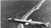 O versiune timpurie a rachetei Tomahawk testată deasupra New Mexico în 1976. Racheta Tomahawk a fost dezvoltată în anii 1970, pe fondul tensiunilor din Războiul Rece dintre SUA și Uniunea Sovietică. Racheta de croazieră este proiectată să zboare pe distanțe lungi la o înălțime suficient de mică pentru a scăpa de majoritatea radarelor, menținând în același timp viteza unui avion de pasageri.<br><br><br>