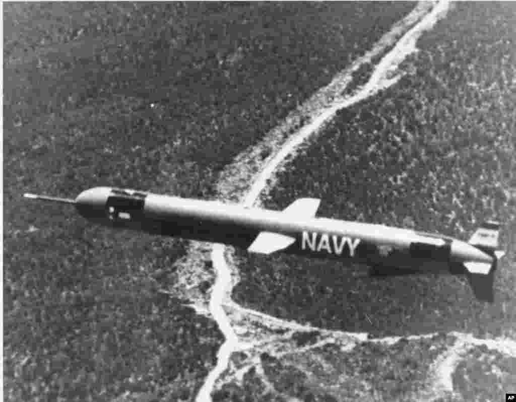 O versiune timpurie a rachetei Tomahawk testată deasupra New Mexico în 1976. Racheta Tomahawk a fost dezvoltată în anii 1970, pe fondul tensiunilor din Războiul Rece dintre SUA și Uniunea Sovietică. Racheta de croazieră este proiectată să zboare pe distanțe lungi la o înălțime suficient de mică pentru a scăpa de majoritatea radarelor, menținând în același timp viteza unui avion de pasageri.