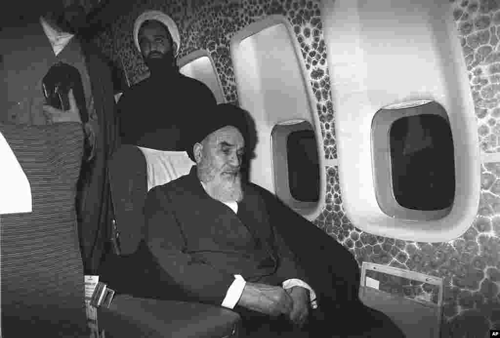 Khomeini în avionul cu care s-a întors în Iran.