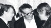 De la stânga la dreapta: dramaturgul Václav Havel, regizorul Miloš Forman și actorul Pavel Landovský la Festivalul Internațional de Film de la Karlovy Vary, 1990.