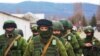 Військовослужбовці Росії під час захоплення Криму в березні 2014 року. Володимир Путін спочатку відмовився від них, а потім визнав їхню присутність. Звідти термін «іхтамнєт»