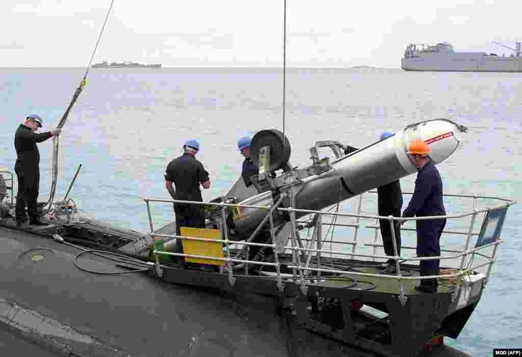 Personalul Marinei britanice manevrează o rachetă Tomahawk la o bază navală din Oceanul Indian, în noiembrie 2001.Președintele american Donald Trump și-a exprimat nemulțumirea din ce în ce mai mare față de Moscova în legătură cu eșecul negocierilor de pace. Posibila furnizare de Tomahawk-uri ar fi fost reluată recent, în contextul în care Casa Albă încearcă să facă Kremlinul să „simtă durerea” războiului pe care l-a început.