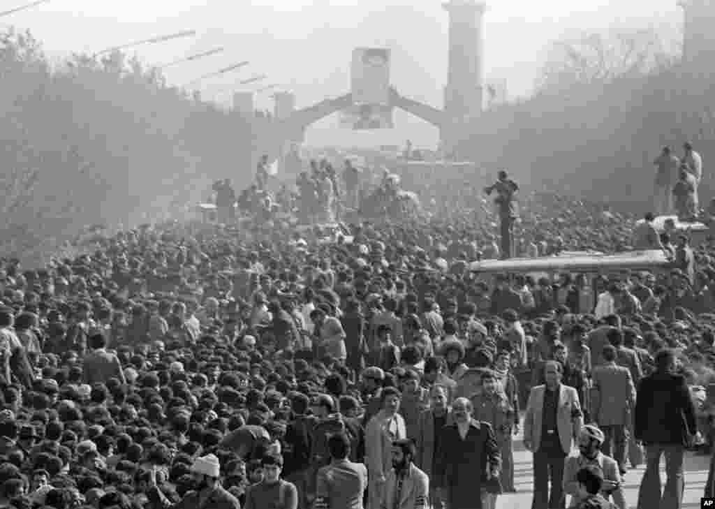 Mulțimea ascultă discursul lui Khomeini la cimitirul Behesht-e Zahra. Circa cinci milioane de oameni s-au adunat în capitala Iranului pentru a-și arăta sprijinul.