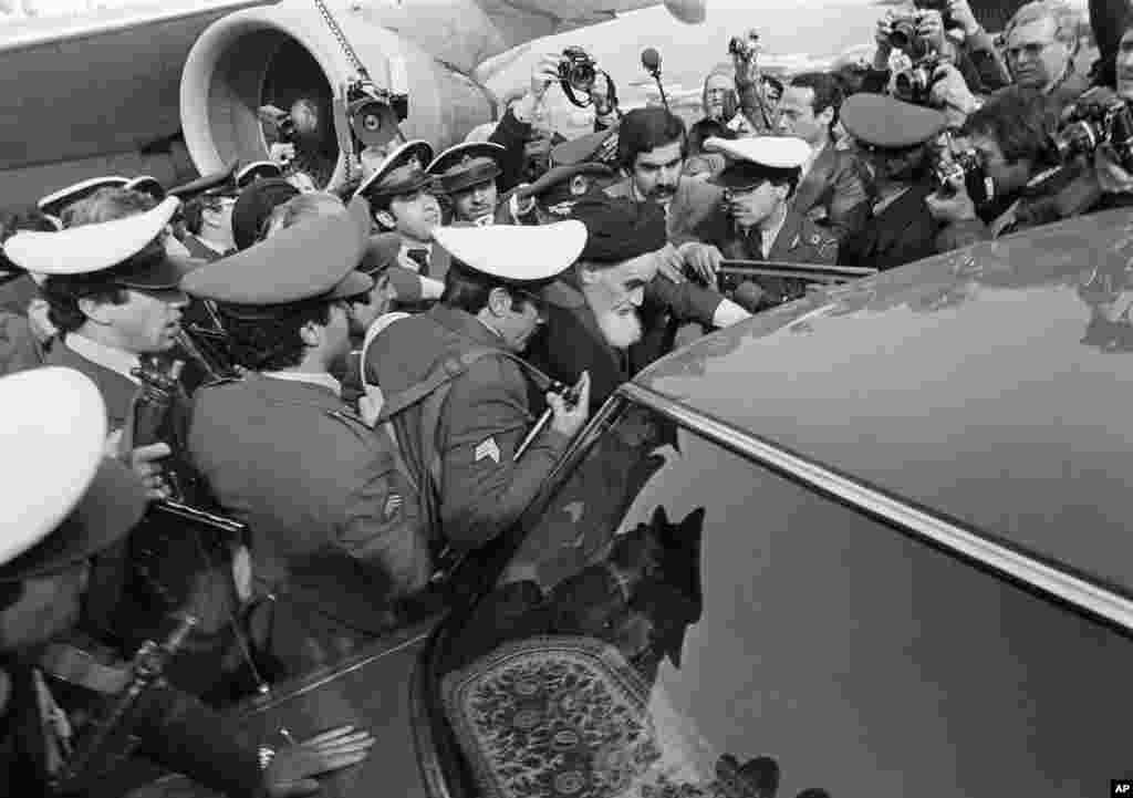 Khomeini este escortat în timp ce încearcă să părăsească aeroportul și să se îndrepte spre cimitirul Behesht-e Zahra.