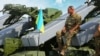 Український воїн-артилерист і зенітно-ракетні комплекси Оса-АКМ (ілюстраційне фото)