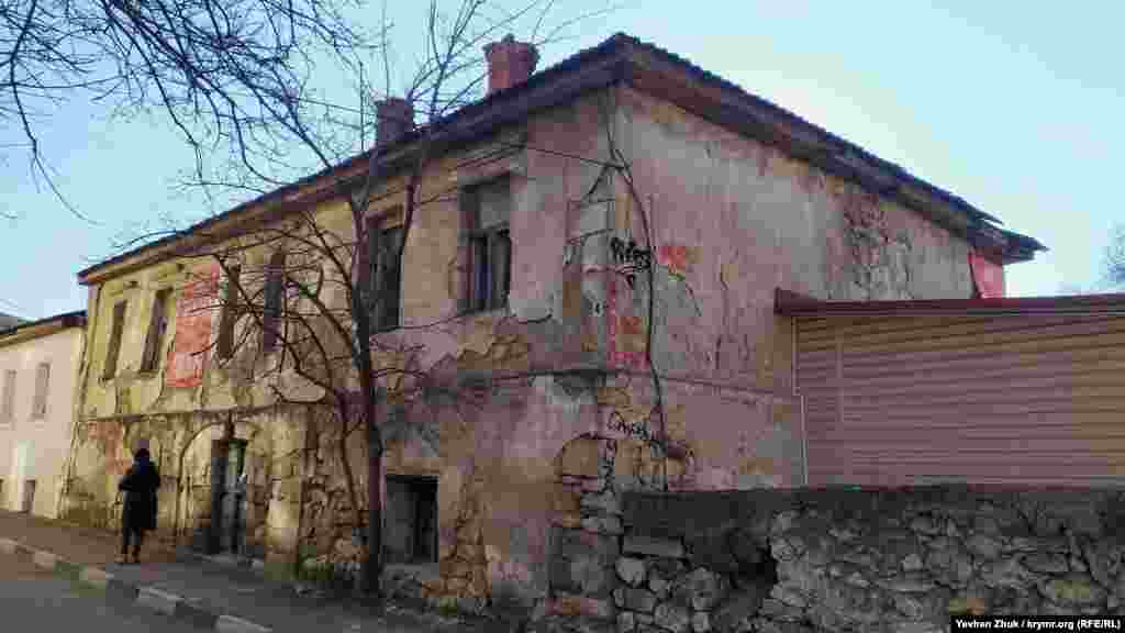 «Будинок Мануйлі» за адресою Герасима Рубцова, 4 – один з найстаріших не тільки у Балаклаві, але і у Севастополі. Одноповерховий будинок з бутового каменю побудований наприкінці XVIII – початку XIX століття. Купець Володимир Христофорович Мануйлі займався торгівлею і у цокольному поверсі розташовувався склад товарів. З боку двору будинок двоповерховий. Близько 30 років тому людей з будинку відселили через його аварійний стан. У минулому році вибухнув скандал – будинок був виставлений на продаж «під знесення». Тим часом, будівля є об'єктом культурної спадщини. Банер про продаж на будівлі висить досі
