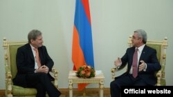 Президент Армении Серж Саргсян (справа) принимает комиссара ЕС по вопросам расширения и европейской политики соседства Йоханнеса Хана, Ереван, 18 марта 2015 г. 