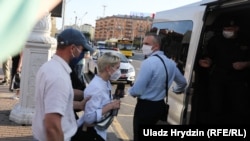 Затримання журналістки Білоруської служби Радіо Свобода Олександри Динько під час акції солідарності в Мінську, 19 червня 2020 року Фото:Uladz Hrydzin (RFE/RL)