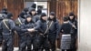 Сотрудники спецназа стоят на месте спецоперации, прошедшей 3 декабря в поселке Боралдай Алматинской области. 4 декабря 2011 года.
