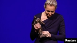 Yulia Navalnaya accepted the Dresden Peace Prize for her late husband, Aleksei Navalny. 